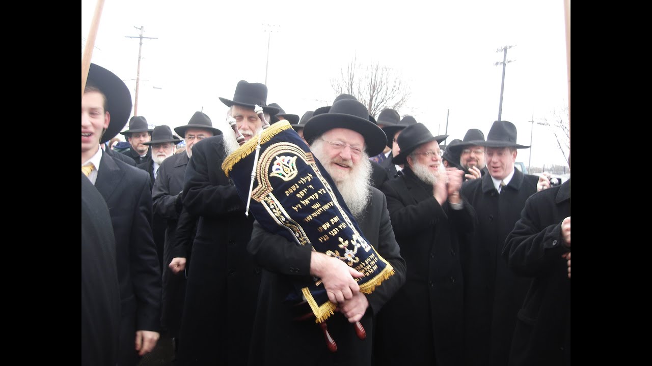 Rav Ahron Feldman, Rav Mattisyahu Salomon & others at Hachnosas Sefer Torah at Carteret Yeshiva 2008
