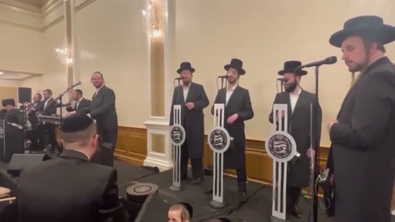 קלמי שווארץ עם מקהלת שירה והקלידן מוטי ברייער