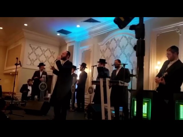 מנחם מושקוביץ עם התזמורת של שימי לעווי ומקהלת שירה המפוארת