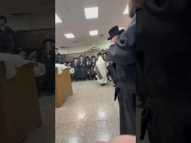 Hakofos Shniyos 5786 with Kretchnif Siget Kfar Ata Rebbe