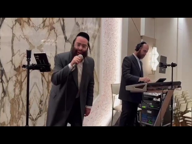 שמעיה פישר עם הקלידן יענקי בריסקמן