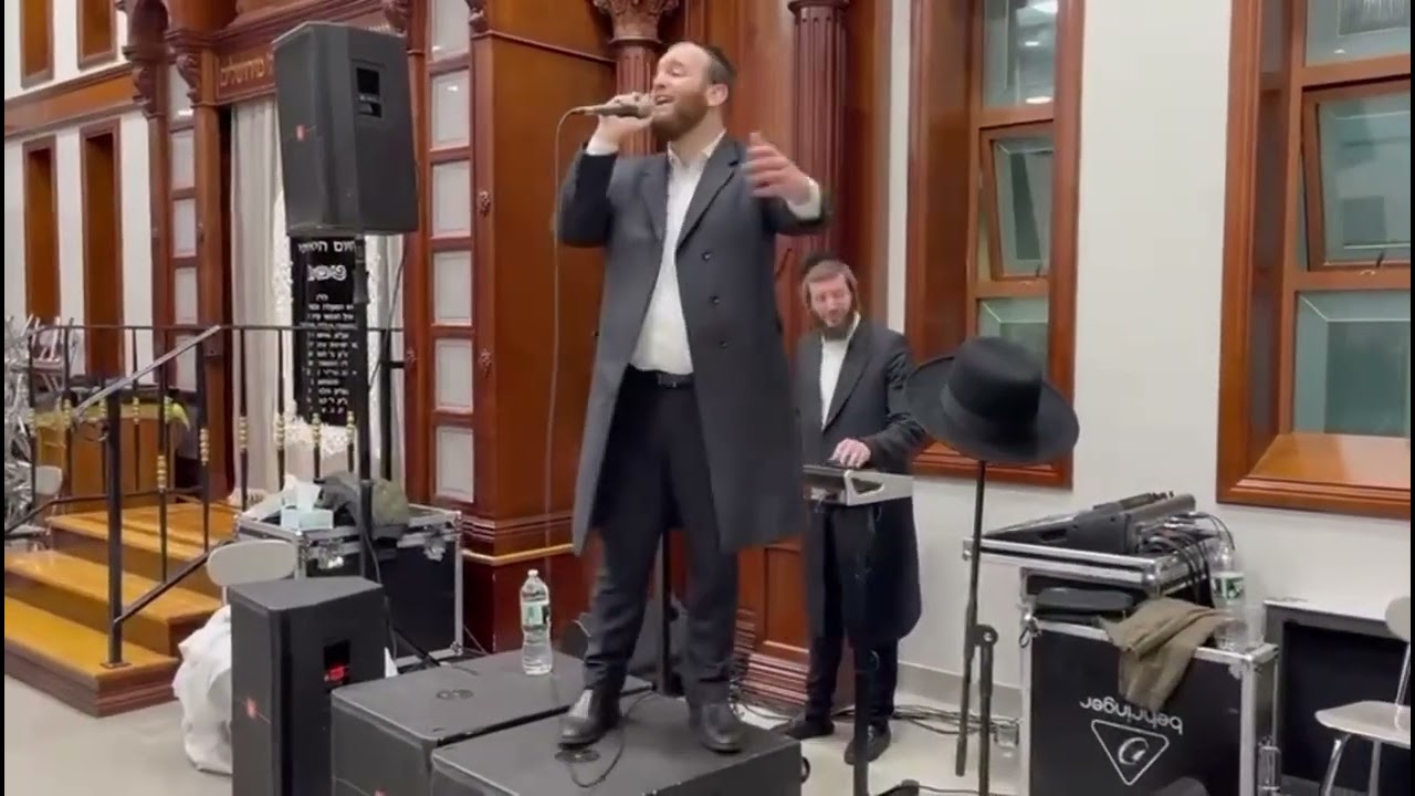 חיים בראון עם הקלידן דודי יעקובי בשמחת חנוכה