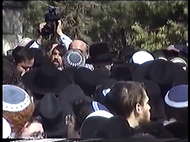 ‫הלוויה של רבי שלמה קרליבך ירושלים רם חשוון 1994 חלק א'‬‎