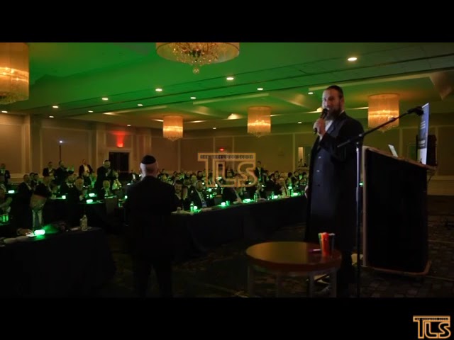 Boruch Perlowitz breaks the news to crowd about Rabbi Eisemann’s case being dismissed