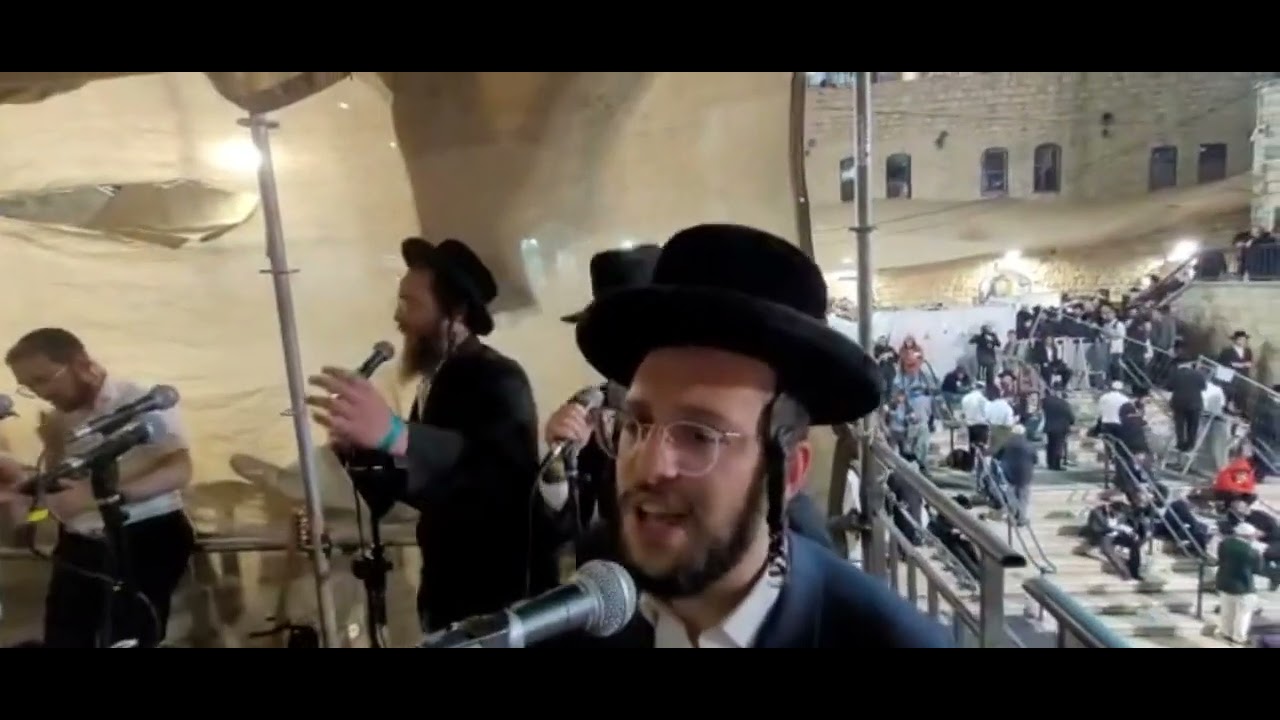 הזמר בנצי קלצקין מקפיץ בחצר המערה במירון