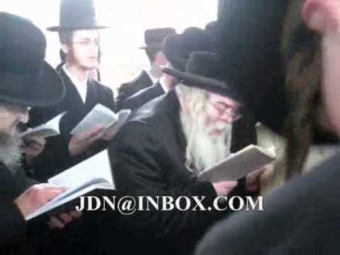 Kretchnif  Rebbe observing his father's Yahrtzeit