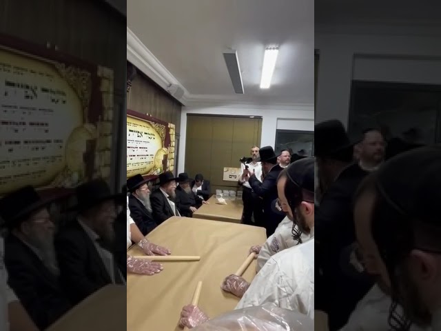 ישראל אדלר בגראמען אצל מרן המשגיח לפני אפיית מצות 1
