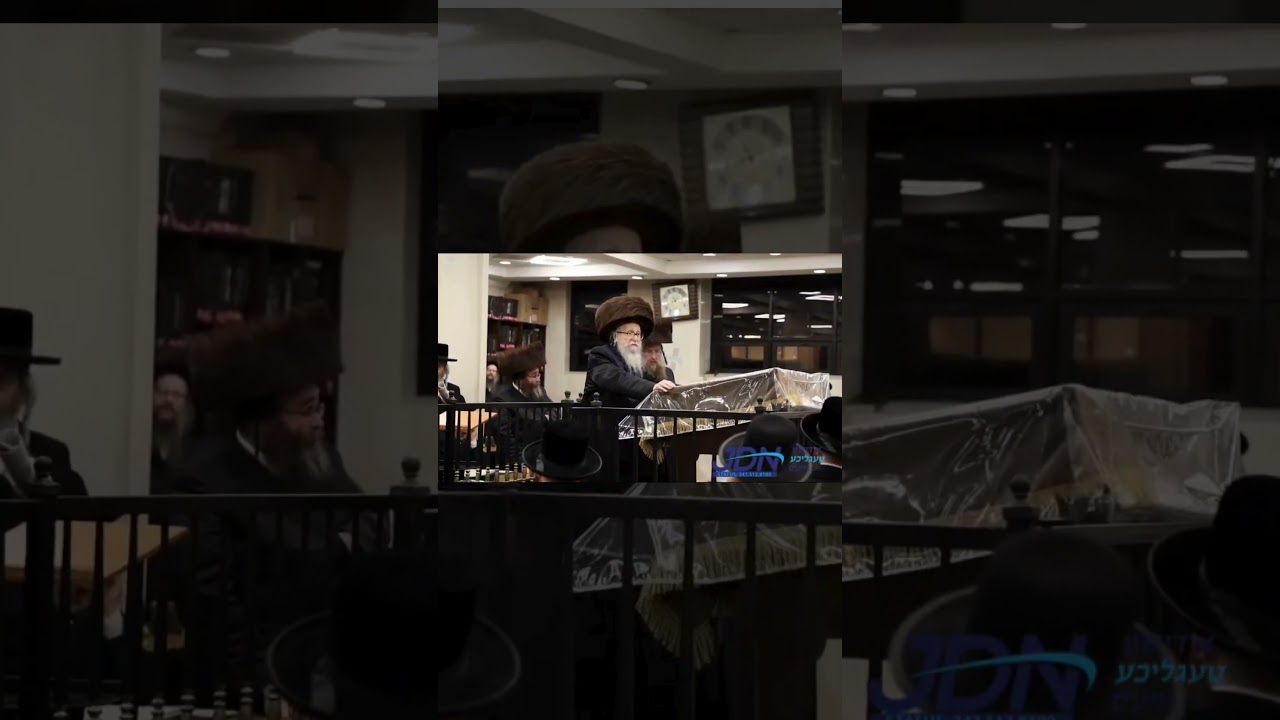 האדמו"ר מסערדאהעלי ביים משמיע זיין דברות קודש פאר א קבוצה בחורי ישיבת סערדאהעלי.