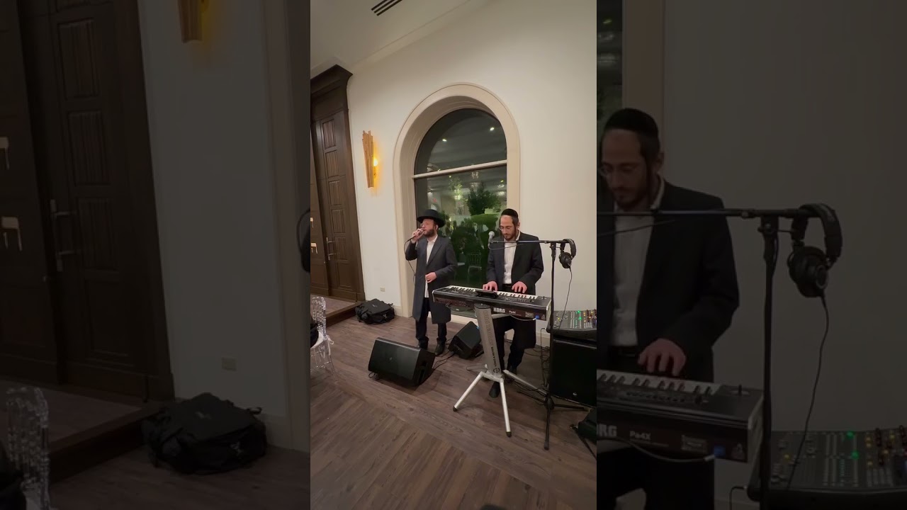 מנחם מושקוביץ עם הקלידן יענקי ליווי