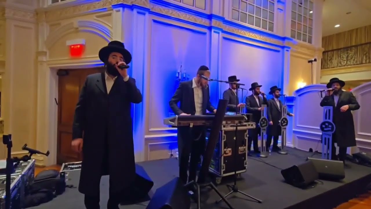 שעייה לברון עם מקהלת שירה והקלידן הערשי לאנגסאם
