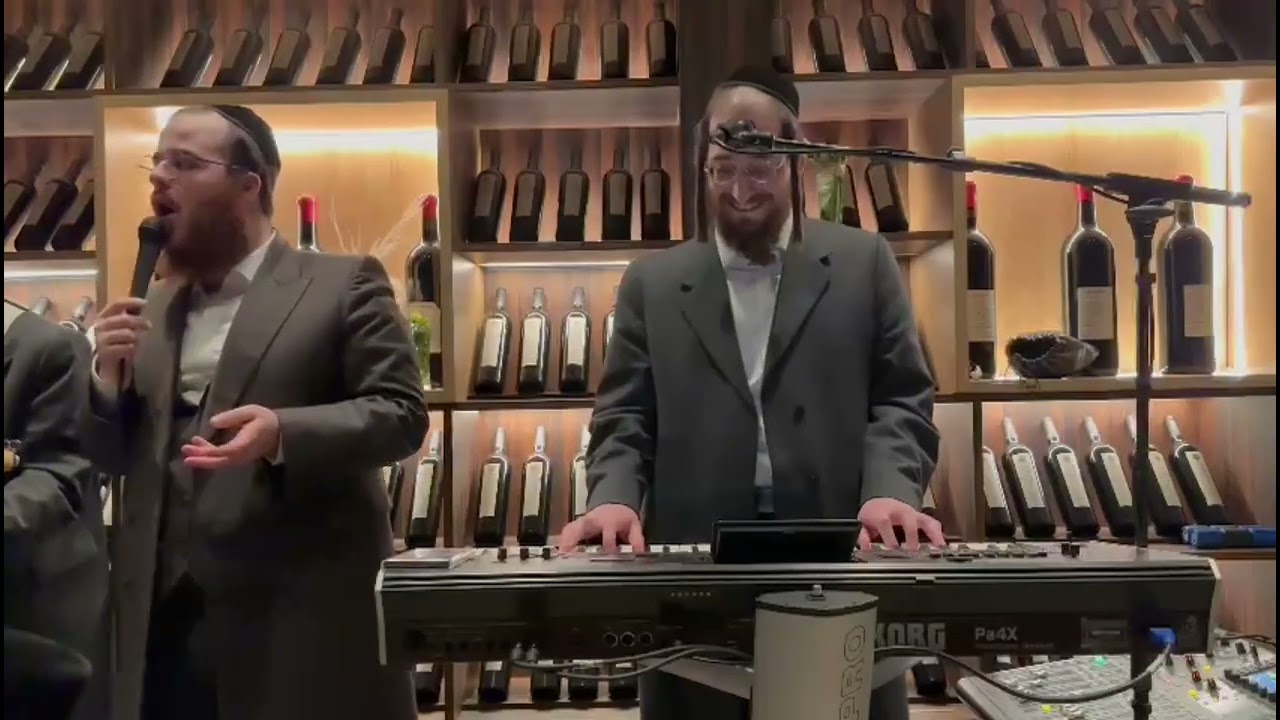 יידי ביאלסצטוסקי עם הקלידן יענקי לעווי בשמחת פורים תשפ״ ג