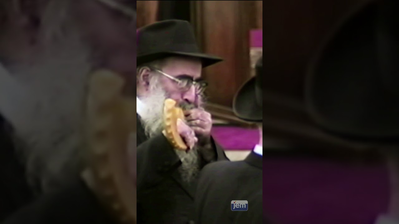 Blowing the Shofar in 770