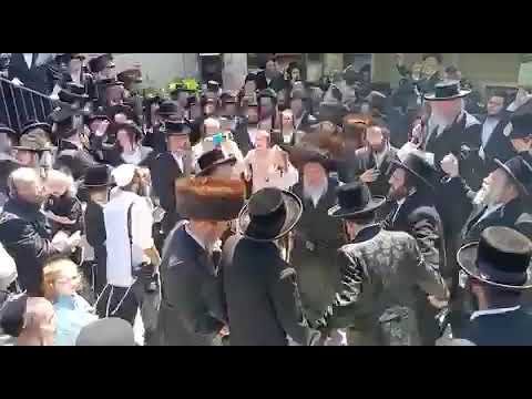 האדמור מזווהיעל זצ"ל בריקוד עם האחים בל"ג בעומר האחרון