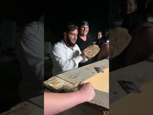 וּבִעַרְתָּ הָרָע מִקִּרְבֶּךָ! בחור צדיק שובר את ה'סמארטפון שלו על הציון הק' של הרה"ק מסקולען זצ"ל
