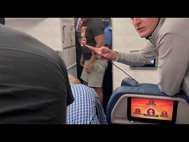 א אף דוטי פלייט אטענדעט האט זיך היינט פורבירט אריינצוברעכן אין די קאקפיט פון א דעלטע פליגער