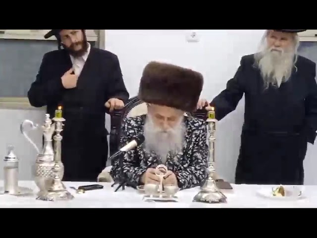 האדמו"ר מבוטושאן בעריכת שולחנו לרגל יומא דהילולא ה-172 של זקינו הרה"ק רבי אליעזר זאב מבוטשעטש זי"ע
