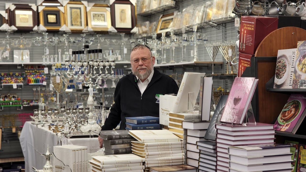 Chanukah is in the Air! | Jump into Judaica Plaza With Mr. Avrohom Levin