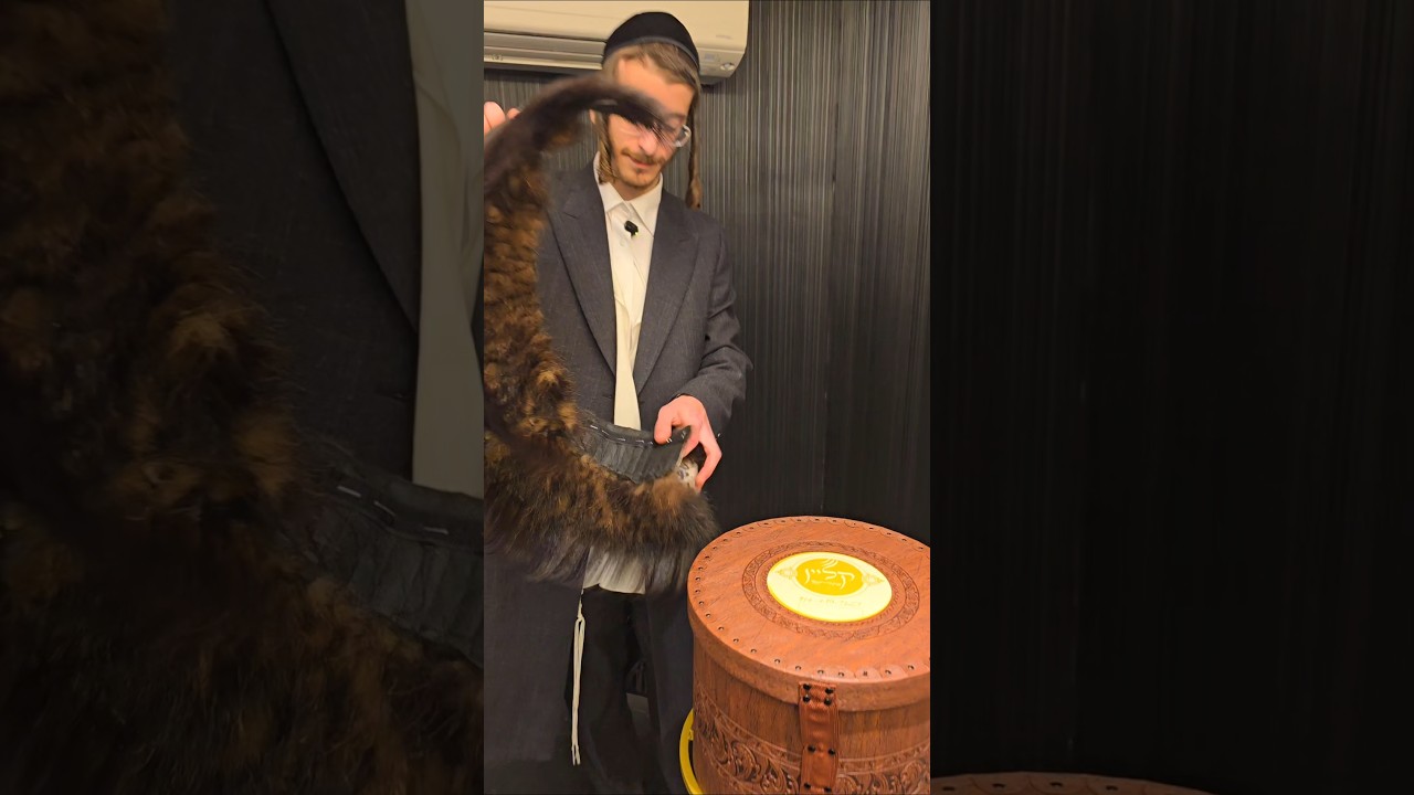 It’s finally here! Kleins Shtreimalech – Shtreimel+ — elegant, foldable, and travel-friendly!