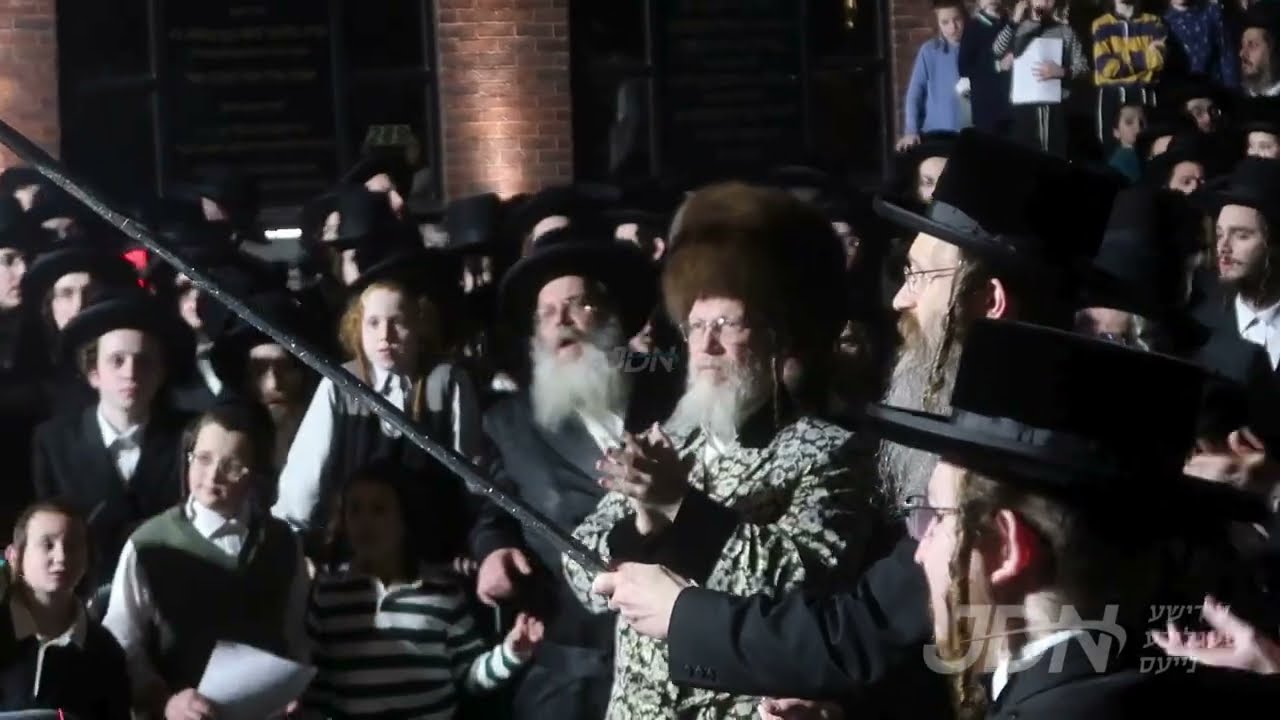 האדמו"ר מגאלאנטא ביים הדלקה ל"ג בעומר