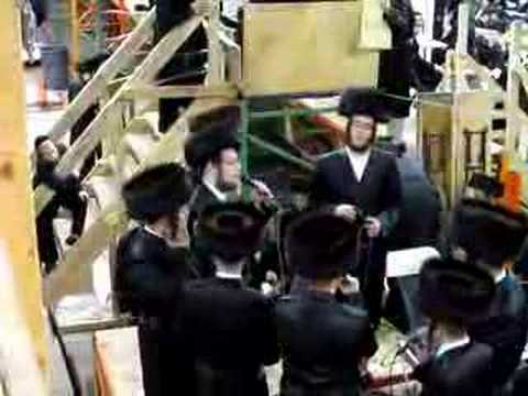SATMAR SHAVE BRUCHIS (Williamsburg) 6/14/08 Part 3