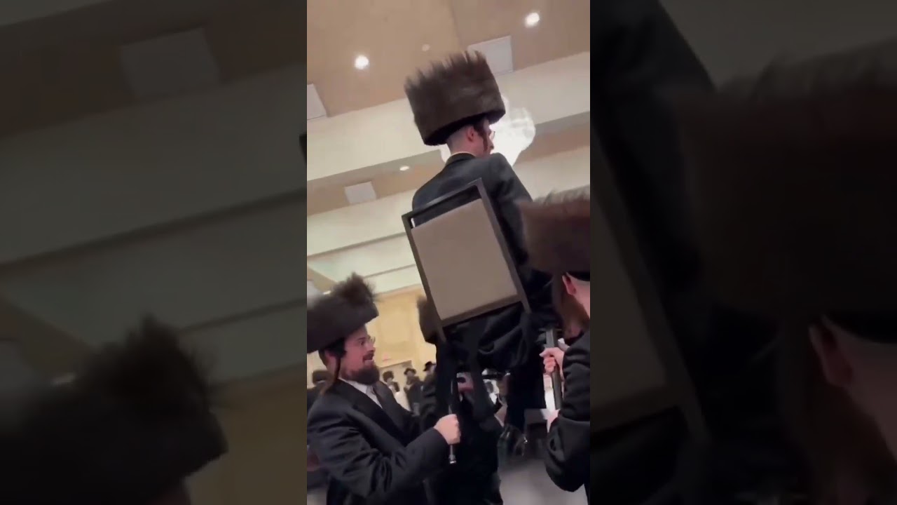 מקהלת שירה עם הקלידן מוטי ברייער והזמר ישככר גוטמן