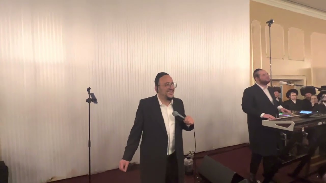 Lipa Schmeltzer singer moty Bryer on keys