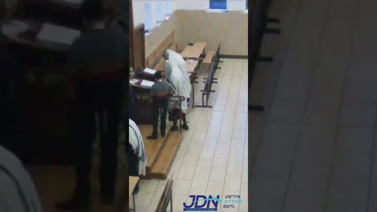 האדמו"ר מוויזשניץ בית שמש בתפילה בביהמ"ד וויזשניץ בלונדון יחד עם אחיו האדמו"ר מלונדון