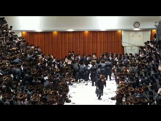 Apple Throwing Tish Motzoei Simchas Torah 5779 In sanz