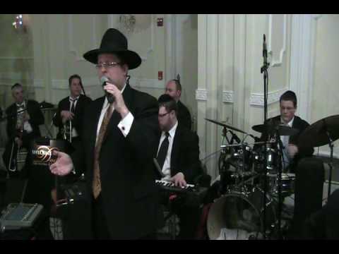 Shloime Dachs Sings Shwekey's Aishes Chayil At Addison Park.mp4
