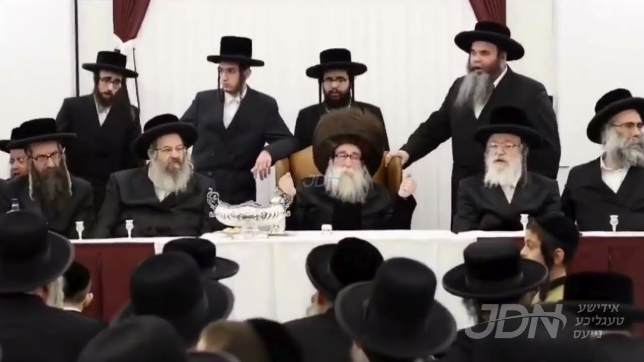 האדמו"ר מתולדות צבי ספינקא ביי הדלקת נרות חנוכה אין ישיבת ספינקא