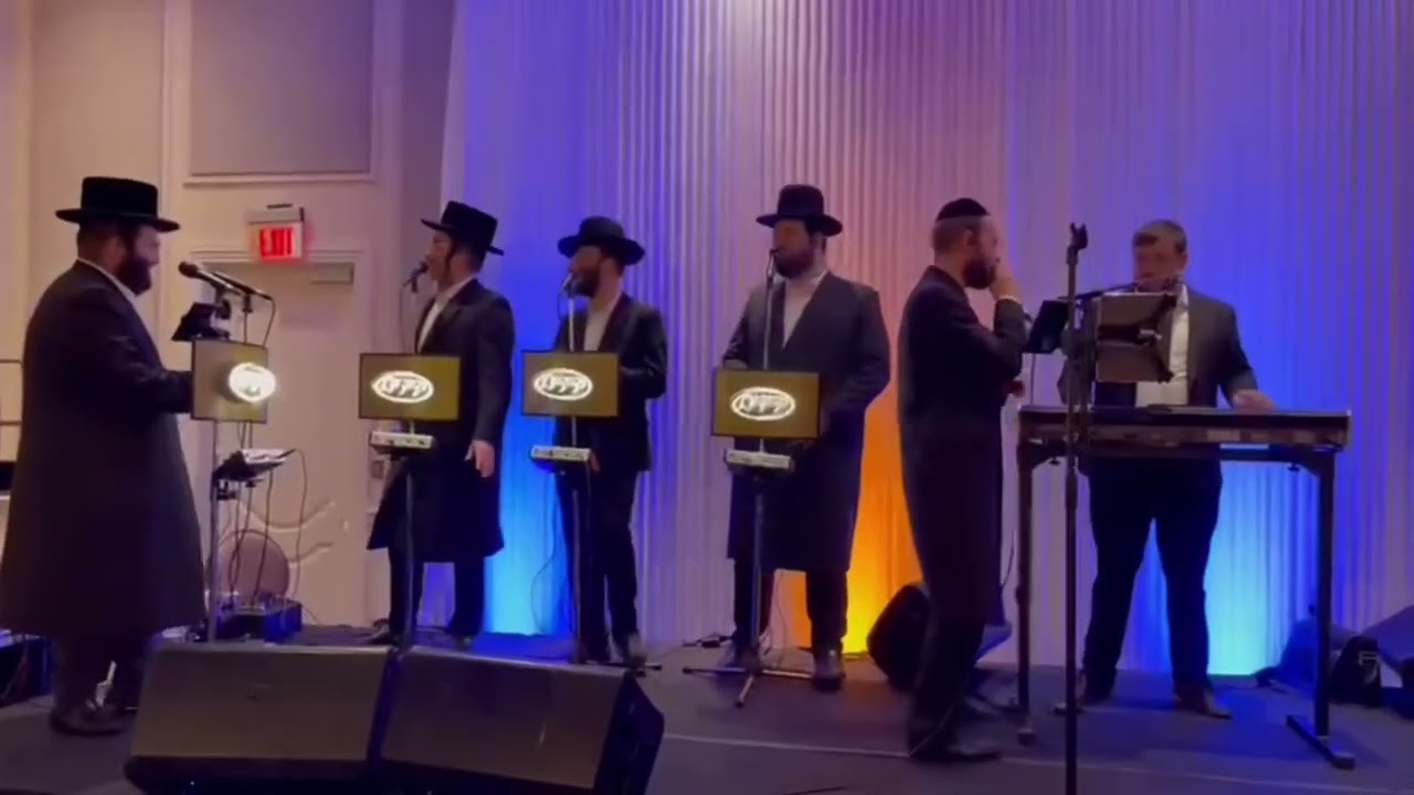 מנחם מוסקוביץ עם מקהלת ידידים והקלידן אברומי רוזנפלד