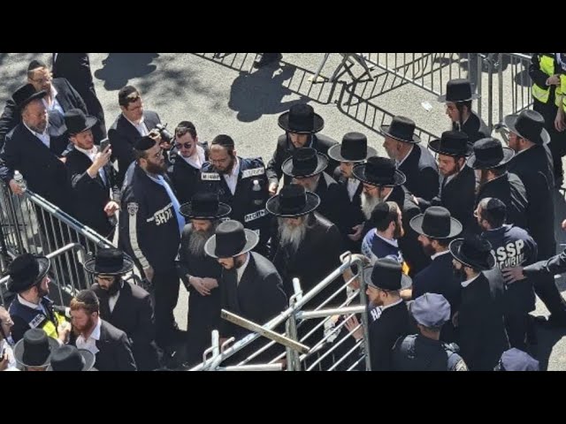 Satmar Rebbe R’ Zalmen Leib Arriving To The Levaya Of Skulener Rebbe ZT”L | האדמו”ר מסאטמאר