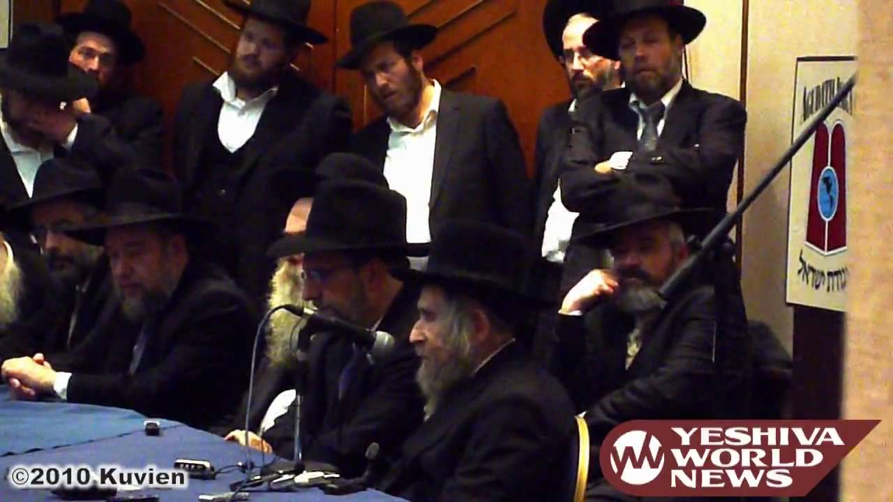 HaRav Aaron Leib Steinman speaking at the Tenth Annual Agudath Yisrael Yarchei Kallah