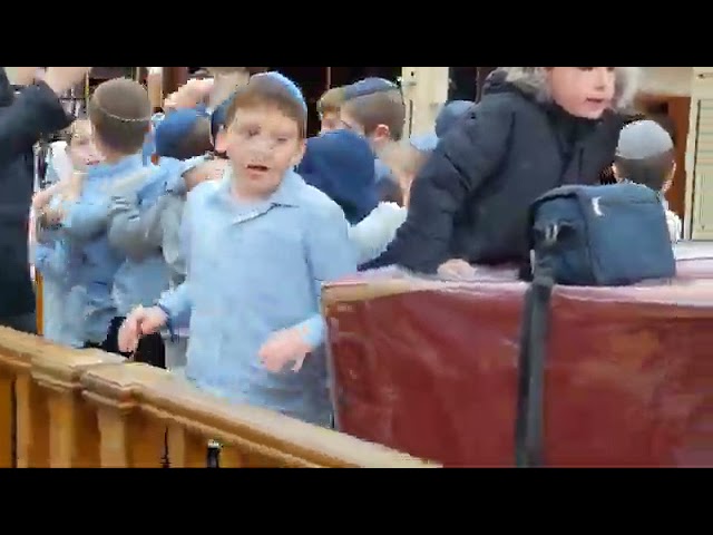 Yud Daled Kislev Dancing in 770