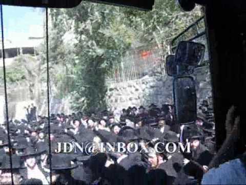 Pinsk Karlin Rebbe on the bus bus with Emanuel fathers Tamuz 5770