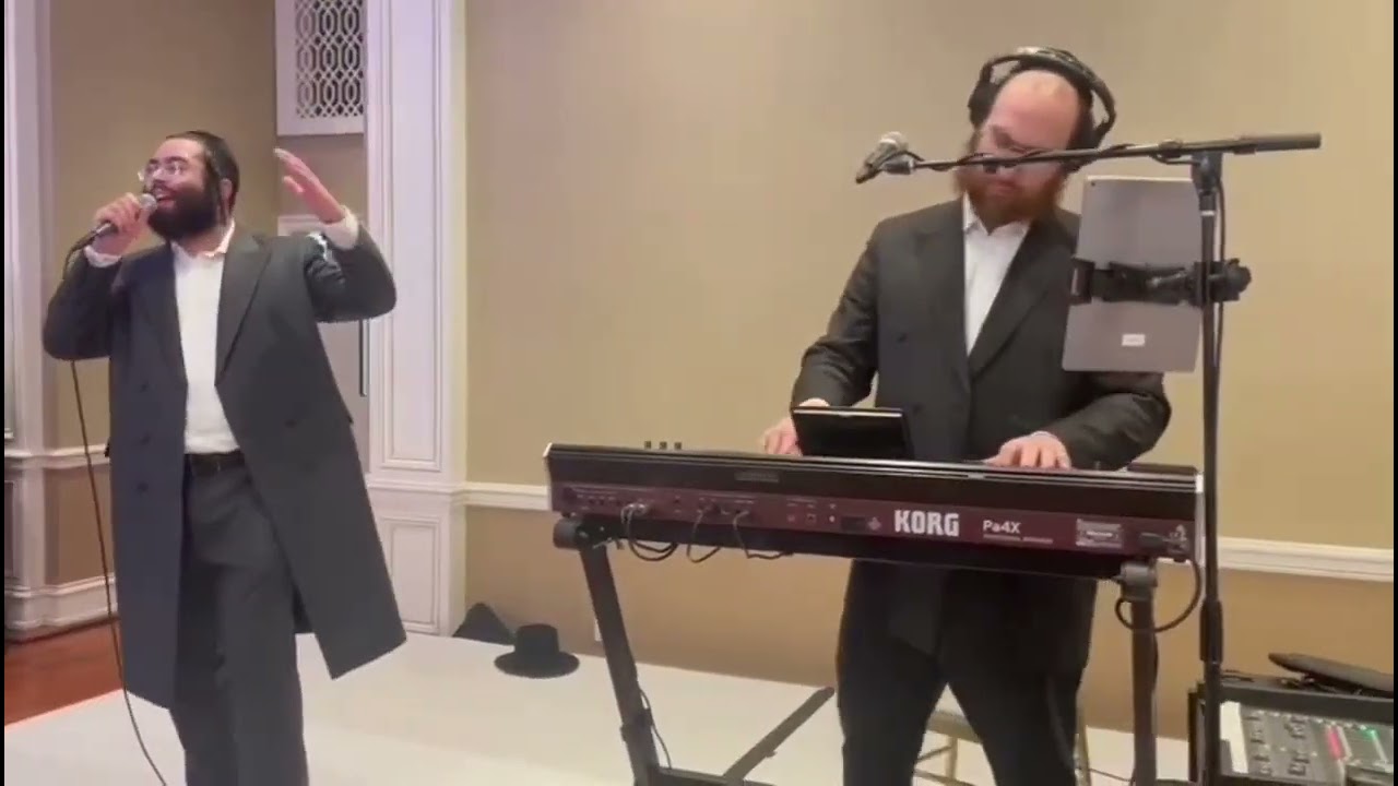 שמעיה פישר עם הקלידן יענקי בריסקמן