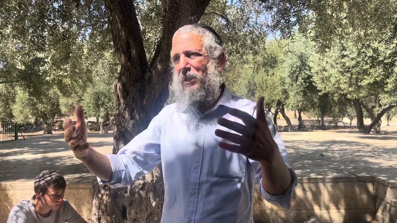 הרב מיכאל פואה מברך את החתן ואת אחייניתו הכלה בהר-הבית ביום חתונתם ומתרגש מאוד