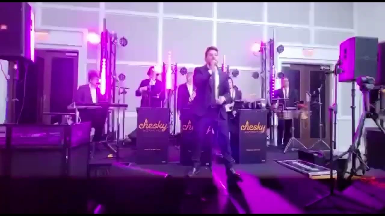 הזמר משה טישלר עם הקלידן חזקי שווארץ