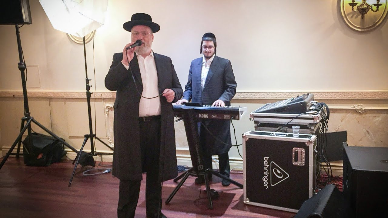 Michoel Schnitzler rocking at a wedding with moishy glick!