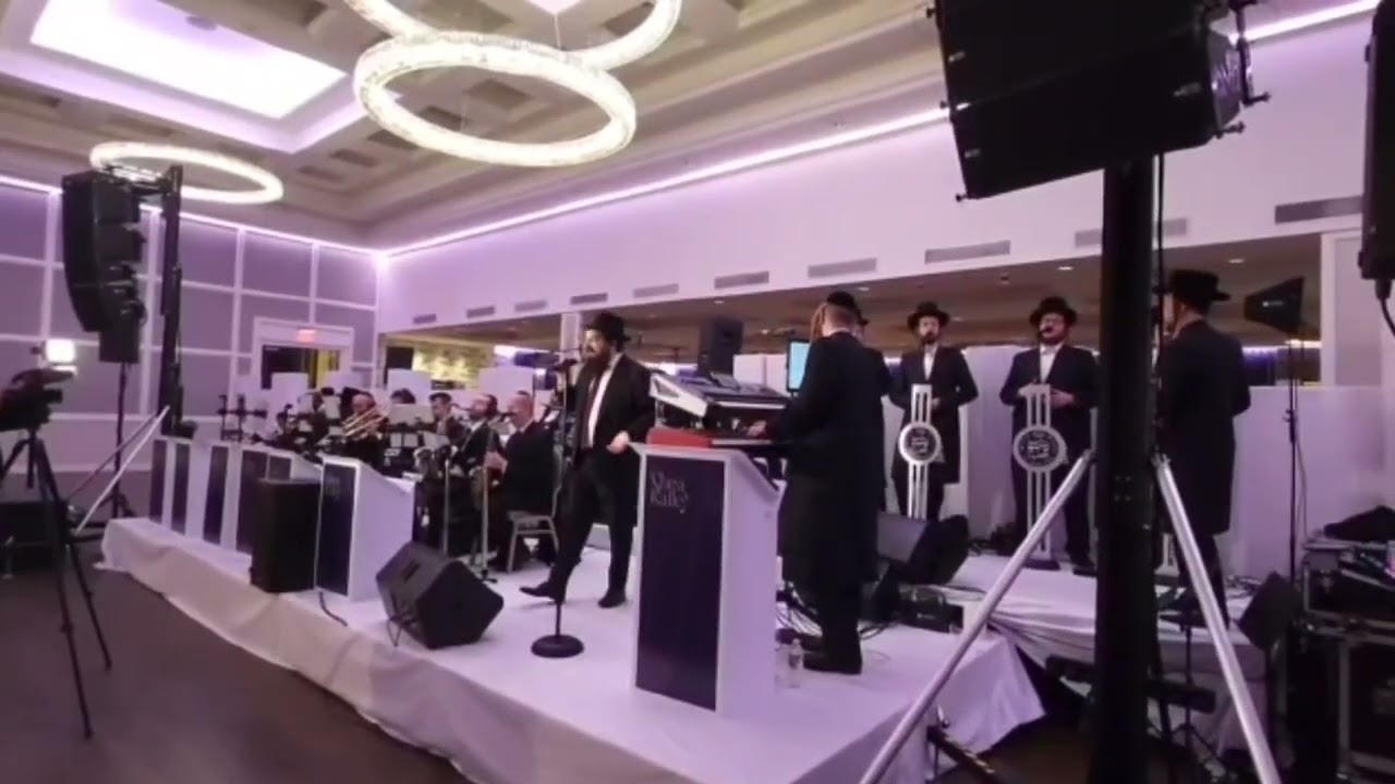 הזמר בני פרידמן עם מקהל שירה ותזמורת של שייעה קאלר