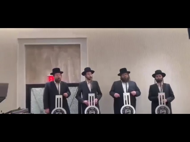 יששכר גוטמן עם מקהלת שירה והקלידן יוסי שטענדיג