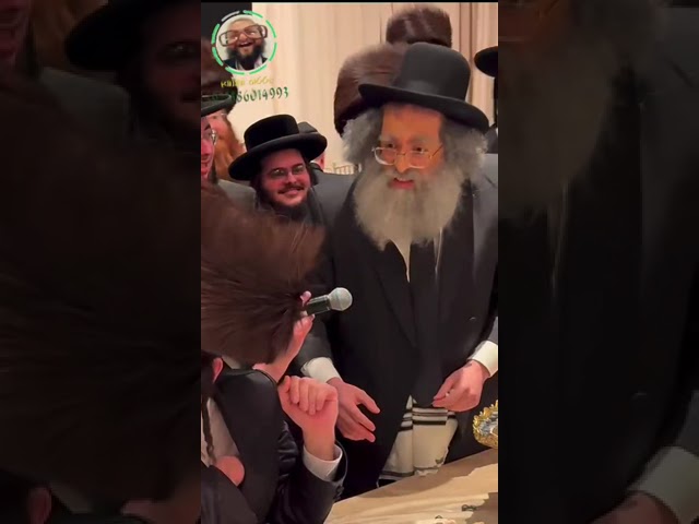 מרן ראש הישיבה בחתונת הנגיד יולי לאנדא (קטע הומריסטי שבוצע ע״י איש משמח הלבבות ר ועלוועל קירשנבוים)