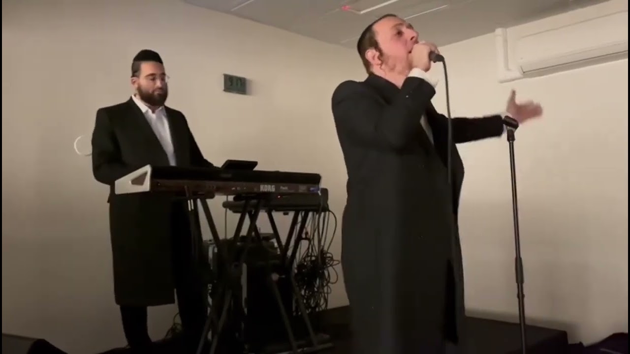 שרולי גרין עם הקלידן שימי לוי בנסיבת חנוכה