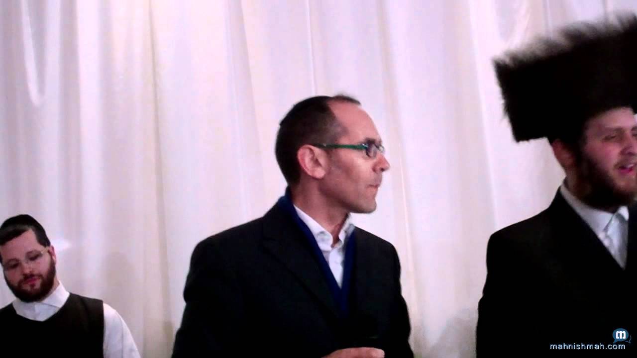 The Chosson Shimmy Engel & Yishai Lapidot Sing Ale Katan In Yiddish