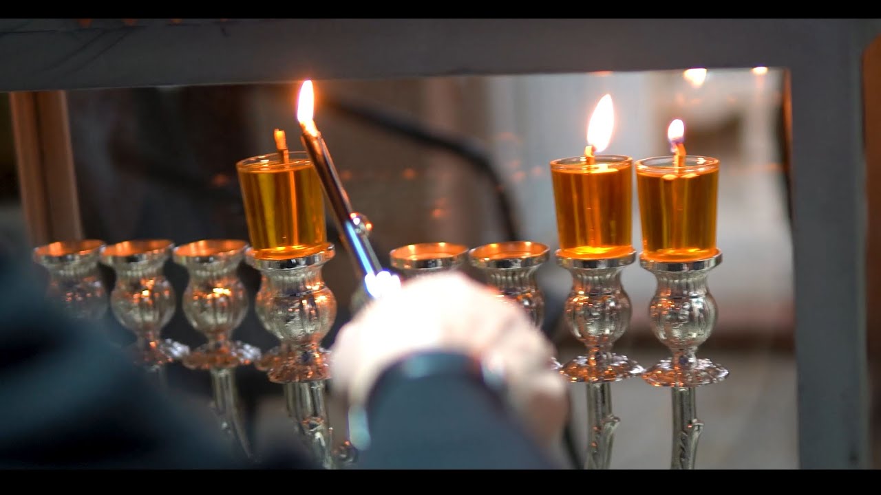 הרב שלום ארוש בהדלקת נרות חנוכה