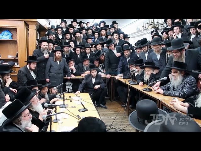 Satmar Rebbe R’ Aaron At Nichum Aveilim In Skulen | האדמו”ר מסאטמאר בניחום אבלים בסקולען