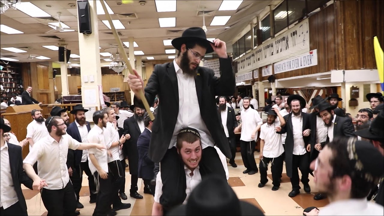 תיעוד חי: הריקודים ב770 לרגל השחרור של הבחור החב"די מהכלא