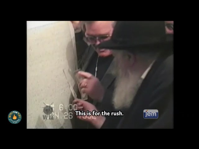 Artist Michel Schwartz presenting the Rebbe with a canvas depicting Moshiach's coming