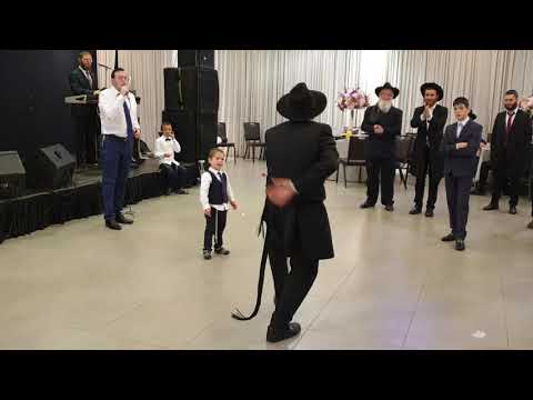 ר' יעקב לרנר בריקוד ספונטני באולם האירועים בכפר חב"ד עם מנדי ג'רופי