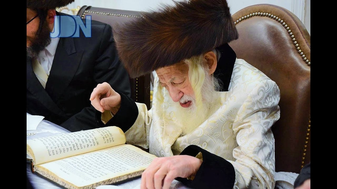כ"ק אדמו"ר מסקולען זצ"ל בשבע ברכות מוצש"ק ביחד עם יבלט"א כ"ק אדמו"ר מתולדות אהרן ותולדות צבי דספינקא